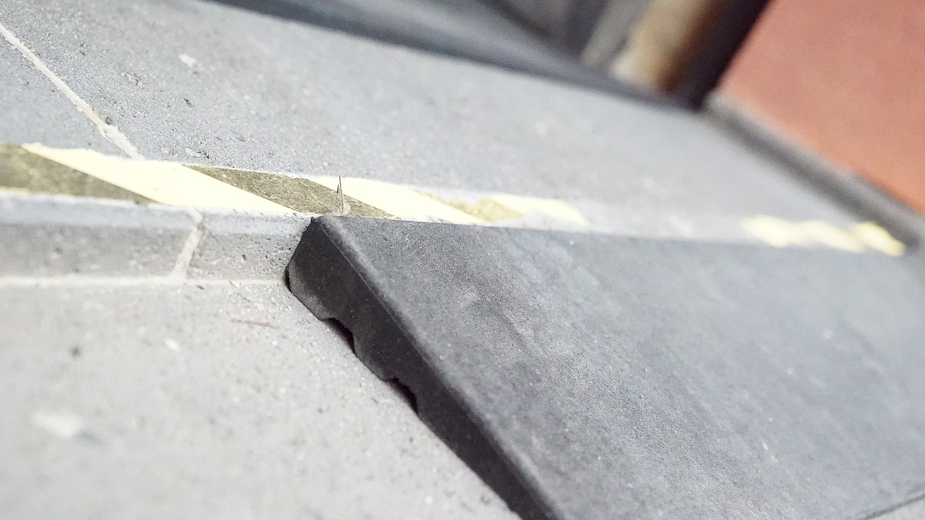 eine Bordsteinrampe in Nahaufnahme vor einer kleinen Kante