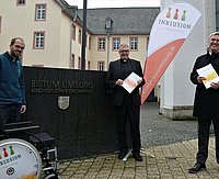 David Heun, Generalvikar Wolfgang Rösch und Jochen Straub (v.l.n.r.) bei der Veröffentlichung des neuen Aktionsplans am 3. Dezember 2020 vor dem Bischöflichen Ordinariat in Limburg.