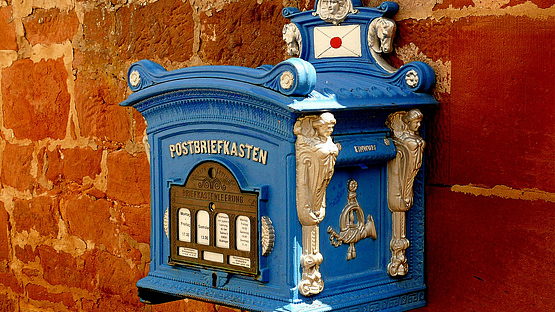 blauer Briefkasten