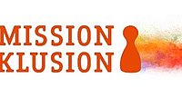Mission Inklusion rote Schrift mit Falrbwolke und rotem Spielstein