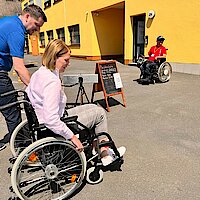 Bürgermeisterin von Oberursel Antje Runge im Rollstuhl