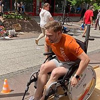 ein Mann fährt in einem Rollstuhl über eine Wippe