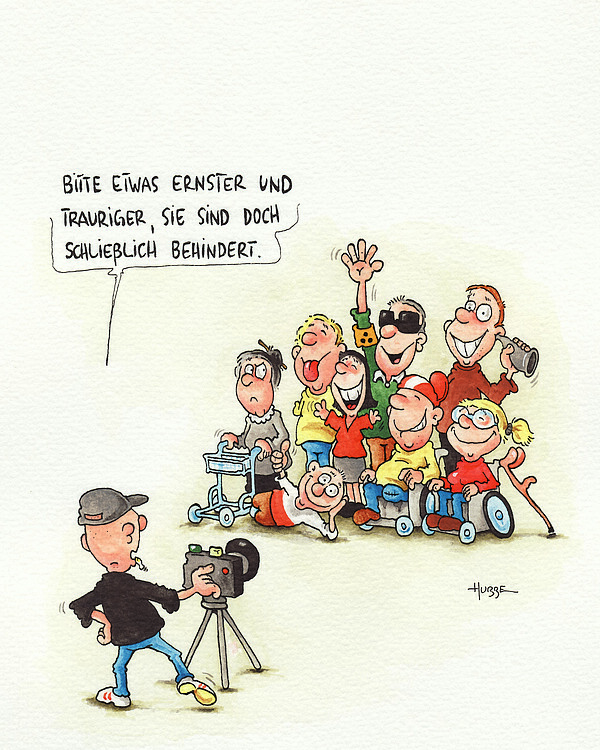 Gruppenfoto von mehreren unterschiedlich behinderterKarrikatur von mehreren unterschiedlich behinderten Menschen die ein Gruppenfoto machen. Alle sind freudig fröhlich. Der Fotograf ist irritiert und sagt : Bitte etwas ernster und trauriger Sie sind doch schließlich behindert.
