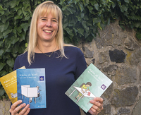 Anne Badmann mit 3 Broschüren in leichter Sprache in der HAnd