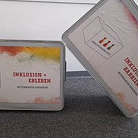 zwei Metallkisten aneinander gelehnt