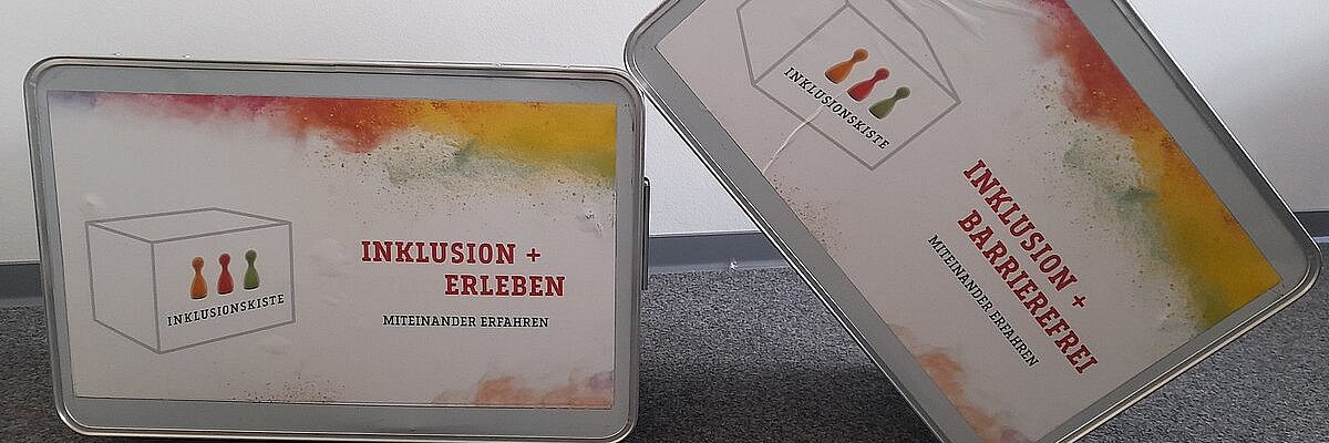 zwei Metallkisten aneinander gelehnt