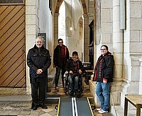 Dompfarrer Gereon Rehberg (links) freut sich zusammen mit dem Team der Stabstelle Inklusion Marion Geest, Andreas Schneider und Bianca Schultheiss über die neue Rampe im Limburger Dom.